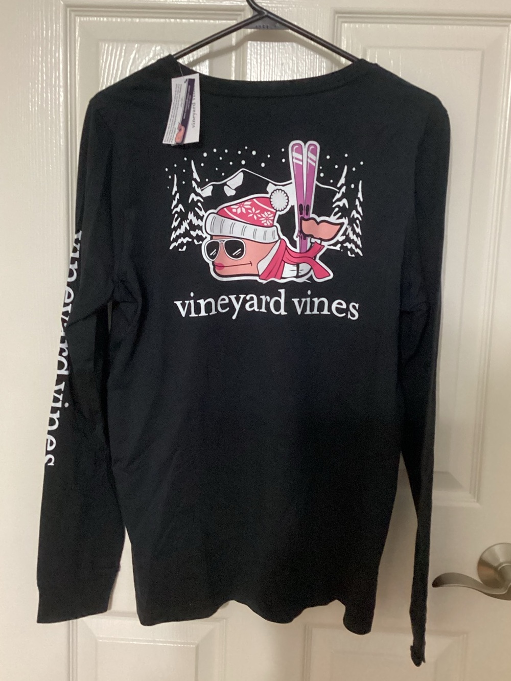 Vineyard Vines Jet Black Mountain Ski Whale Long Sleeve Tee
Women’s Large